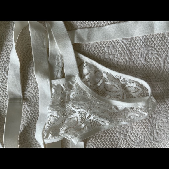 Unworn lacy lingerie - Picture 2 of 3